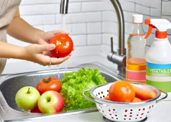 Pode lavar frutas e verduras com vinagre? Saiba a forma correta de higienizar