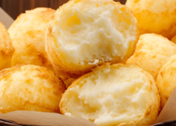 Pão de Queijo com Recheio de Requeijão: Simples, Rápido e Delicioso!
