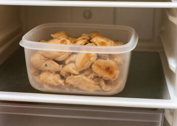 Quanto tempo o frango cozido pode ficar na geladeira?