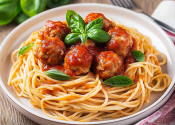 Aprenda a Fazer um Macarrão com Almôndegas de Dar Água na Boca!