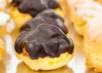 Carolina com Doce de Leite e Cobertura de Chocolate