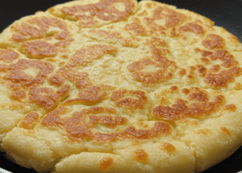 Receita Fácil de Pão de Queijo de Frigideira para o Seu Café da Manhã