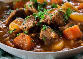 Como Fazer Carne de Panela com Batata e Cenoura