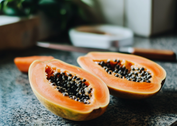 Mamão regula o intestino? Conheça os segredos da fruta