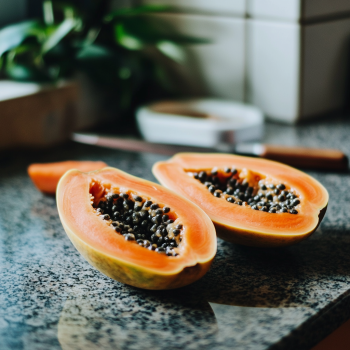 Mamão regula o intestino? Conheça os segredos da fruta