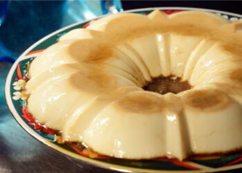 Aprenda a Fazer um Manjar Branco Cremoso com Calda de Caramelo