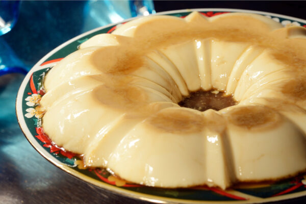 Aprenda a Fazer um Manjar Branco Cremoso com Calda de Caramelo