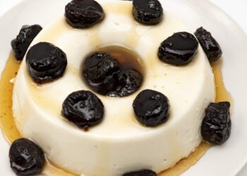 Manjar Branco com Calda de Ameixa: Sabor e Tradição na Ceia de Natal