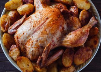 Frango Assado com Batatas: Sabor e Praticidade na Sua Ceia de Natal