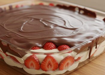 Bombom de Morango na Travessa: A Sobremesa que Todo Mundo Ama!