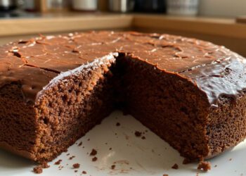 Receita de Bolo de Chocolate com Cobertura Sequinha