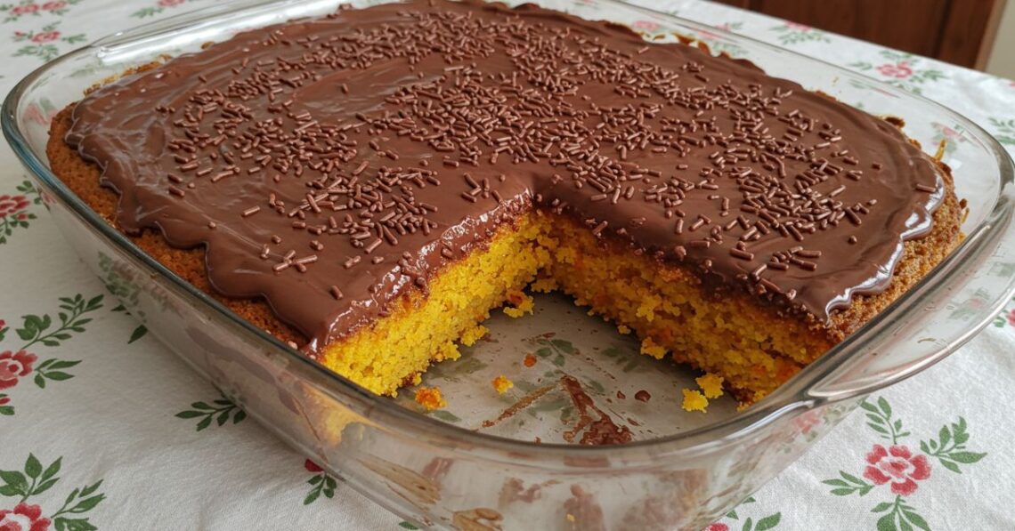 Bolo de cenoura na travessa: fácil, rápido e delicioso
