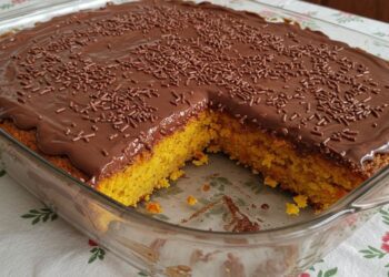 Bolo de cenoura na travessa: fácil, rápido e delicioso