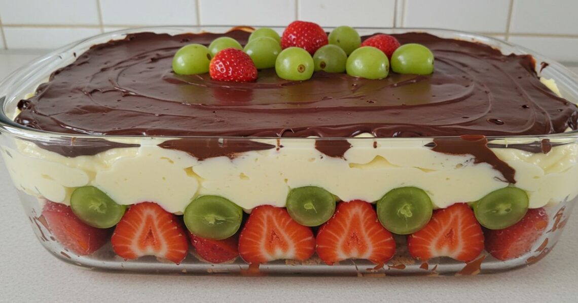 Bombom de uva e morango na travessa: a sobremesa perfeita para a páscoa