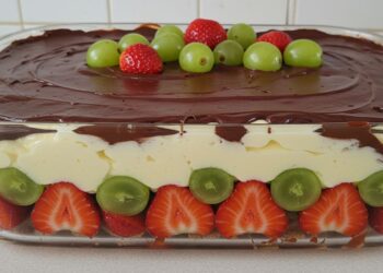 Bombom de uva e morango na travessa: a sobremesa perfeita para a páscoa