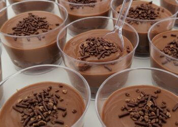 Brigadeiro de copinho: sucesso garantido no aniversário