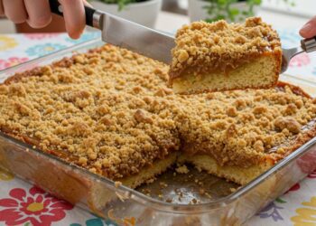 Cuca de doce de leite: massa fofinha, farofa crocante e recheio cremoso