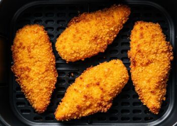 Frango empanado crocante na air fryer: pronto em minutos!