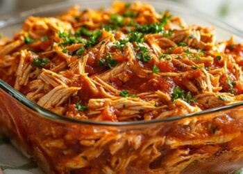 Como preparar frango desfiado fácil na panela de pressão para recheios e marmitas