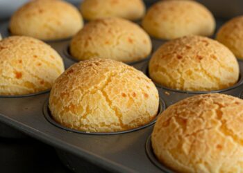 Pão de queijo de liquidificador: crocante por fora, macio por dentro