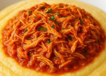 Polenta cremosa com molho de frango desfiado: conforto em forma de comida
