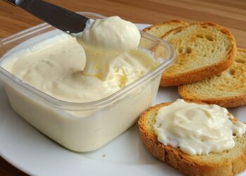 Nunca mais compre requeijão pronto depois de ver essa receita