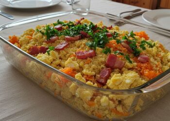 Receita de farofa caseira e saborosa com bacon, cenoura e ovos