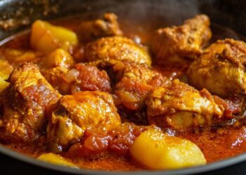 Frango com mandioca na panela de pressão: sabor que surpreende