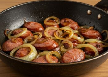 Receita rápida: linguiça acebolada na frigideira