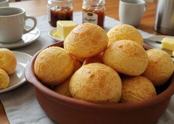 Pão de queijo com polvilho azedo: receita perfeita para o café