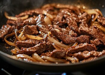 Iscas de carne com cebola na manteiga: receita rápida e deliciosa