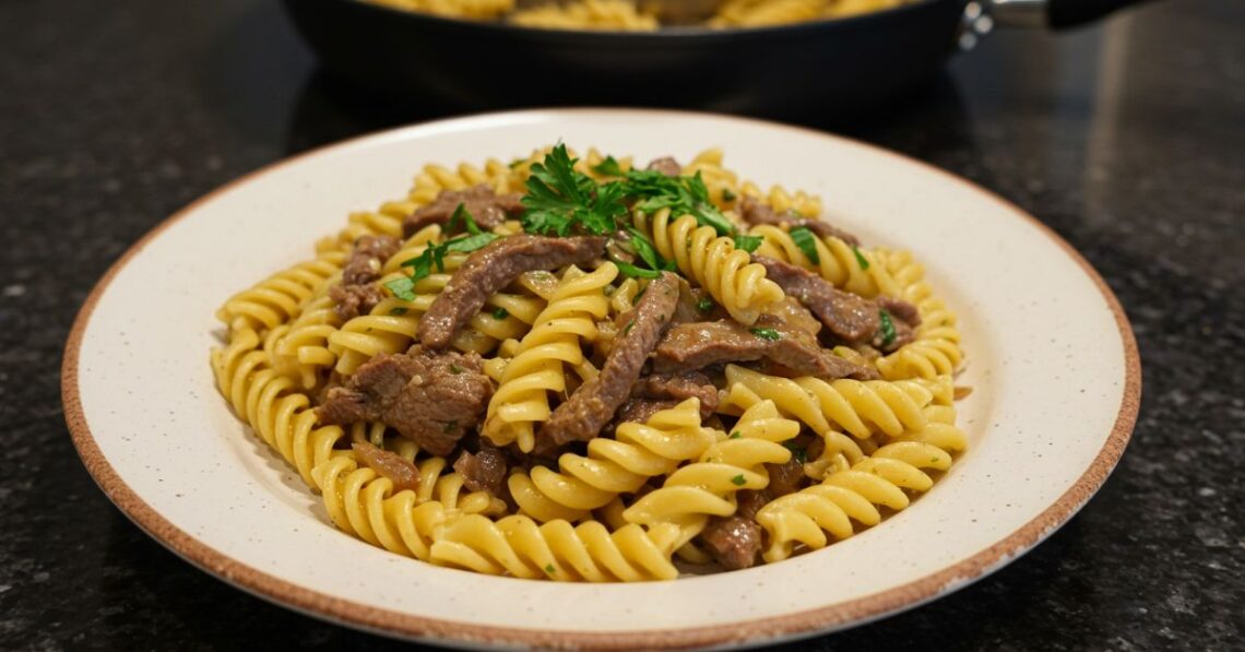 Macarrão com iscas de carne na manteiga: refeição prática e deliciosa