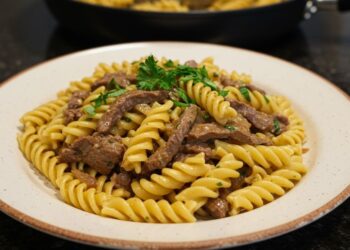 Macarrão com iscas de carne na manteiga: refeição prática e deliciosa