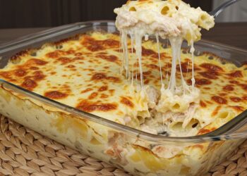 Almoço prático: macarrão de forno com frango e molho branco