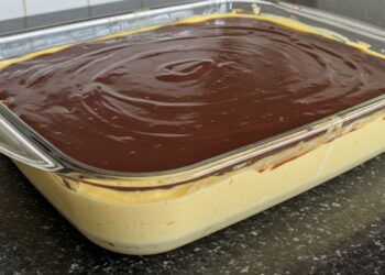Faça hoje: Mousse de maracujá com ganache de apenas 4 ingredientes