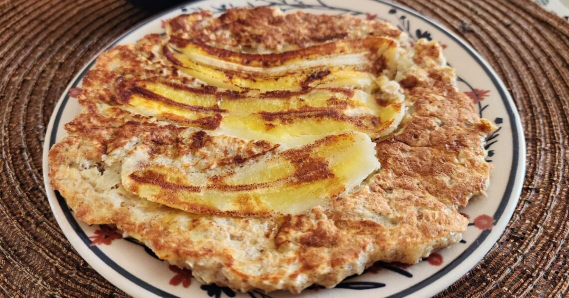 Comece o dia com uma panqueca de banana com aveia leve e deliciosa