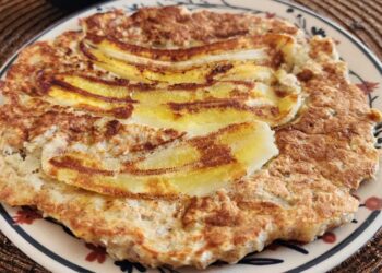 Comece o dia com uma panqueca de banana com aveia leve e deliciosa