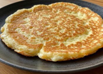 Pão de queijo de frigideira sem ovo: fácil, crocante e pronto em minutos