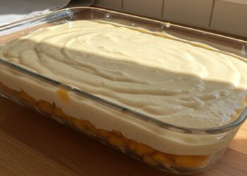 Sobremesa gelada de pêssego em calda com apenas 4 ingredientes