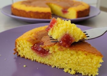 Veja como preparar um bolo de milho com goiabada macio e delicioso