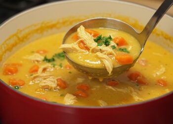 Receita fácil de caldo de cenoura com frango para aquecer nos dias frios