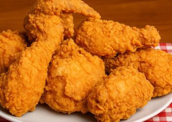 Frango frito crocante (estilo KFC): sequinho e super saboroso!