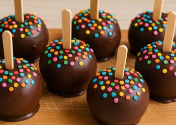 Maçã do amor com chocolate: fácil, linda e deliciosa!