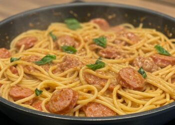Macarrão cremoso com calabresa na frigideira: fácil e delicioso