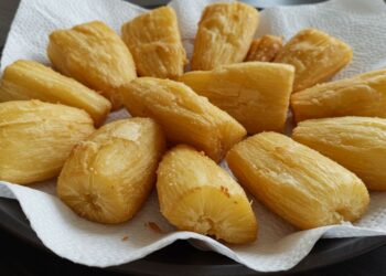 Mandioca frita deliciosa com casquinha crocante