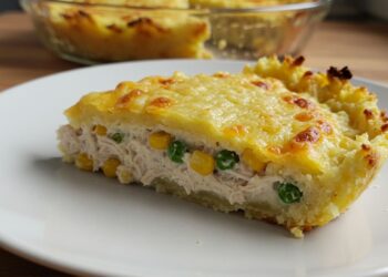 Torta de frango com massa de batata: prática e saborosa