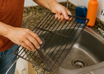 O jeito certo de limpar a grelha e parar de sofrer depois do churrasco