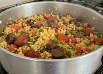 Sobrou carne do churrasco? Faça um arroz carreteiro cheio de sabor