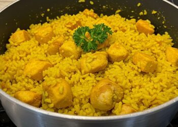 Arroz com frango e açafrão: prático, colorido e saboroso