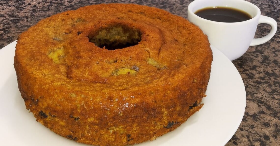 Bolo fit de banana com aveia e uvas-passas pra comer sem culpa